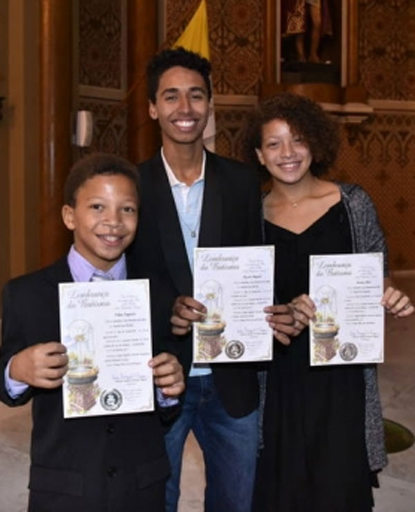 Os irmãos adotivos Filipe (esquerda), Alyson (centro) e Jéssica (direita), batizados na catedral de Curitiba. Foto: David Harrad/Arquivo Pessoal