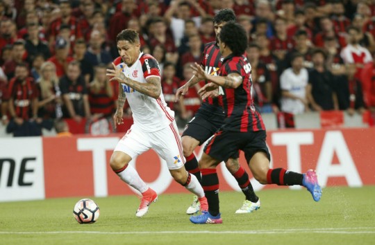 Flamengo pressionou o Atlético, principalmente com Guerrero, que deu trabalho aos marcadores. Foto: Marcelo Andrade
