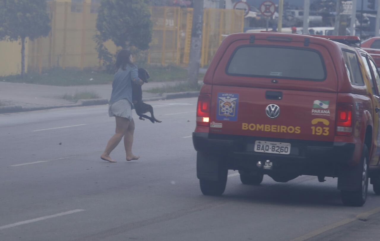 Moradora furou o isolamento e entrou na casa vizinha ao incêndio para resgatar um cão. Foto: Lineu Filho
