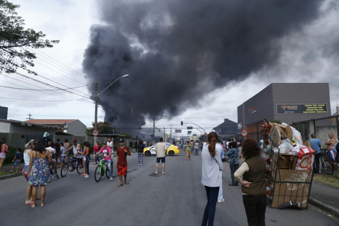 Incêndio atinge depósito de plásticos de loja de R$ 1,99 no Fanny. Foto: Lineu Filho