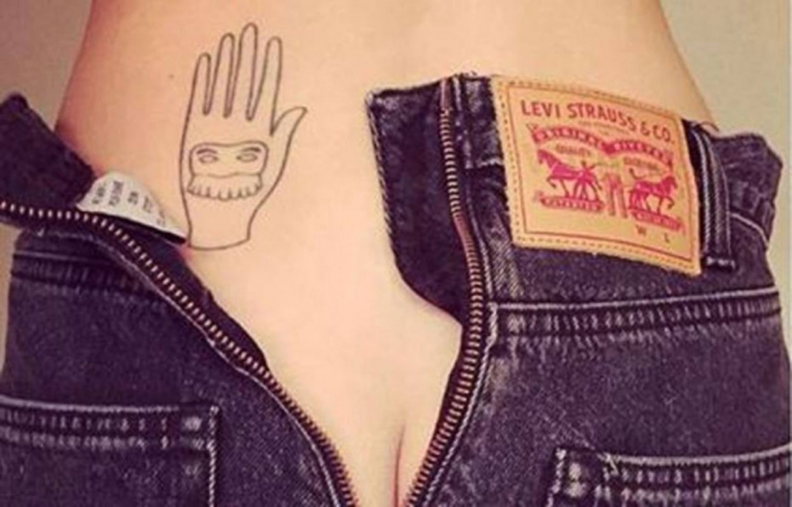 Marca lança calça jeans com zíper traseiro