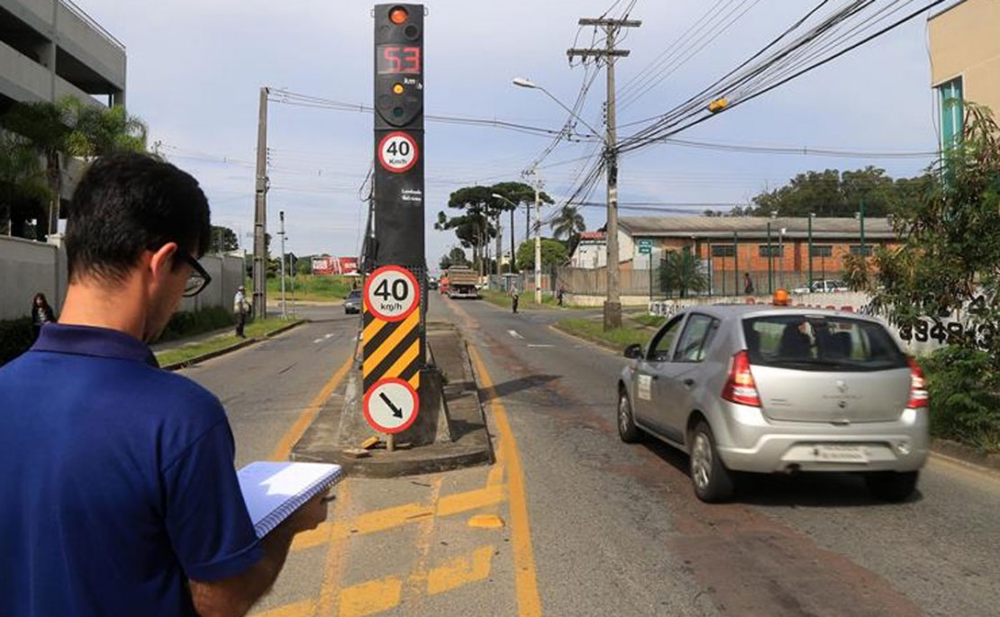 Prefeitura está atualizando o sistema tecnológico de 30 lombadas eletrônicas da cidade. Equipamentos continuarão flagando apenas motoristas acima do limite de velocidade. Foto: Valdecir Galor/SMCS.