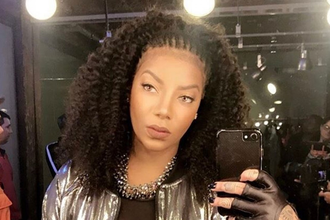 Ludmilla abandona alisamento e assume os cachos