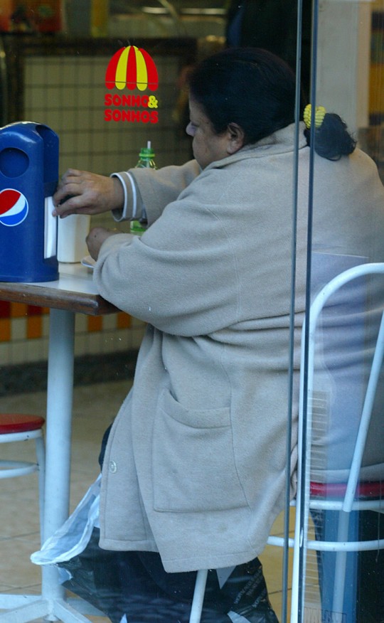 Obesos podem passar a ter direito a assentos especiais também em restaurantes. Foto: Arquivo