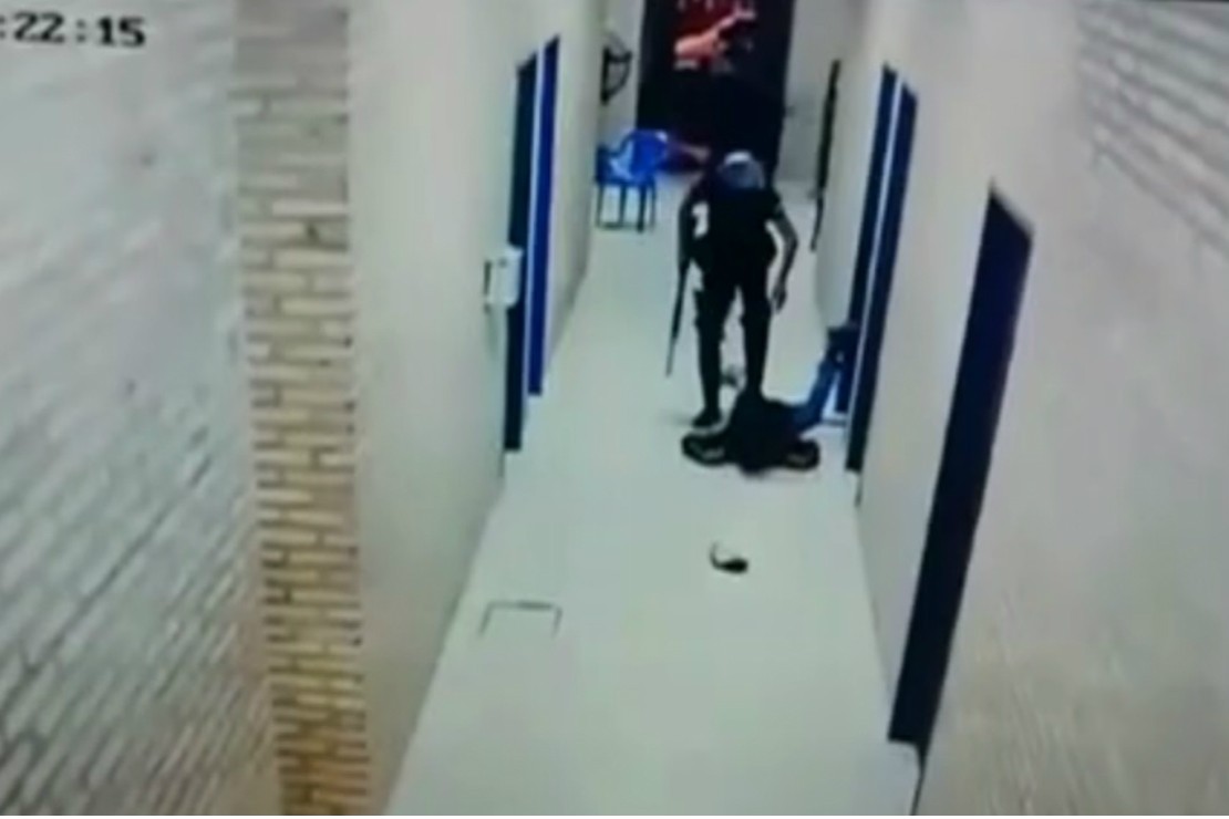 Policial se aproxima do corpo de Rodrigo, morto na sede de um grupo liberal de ativistas. Foto: Reprodução