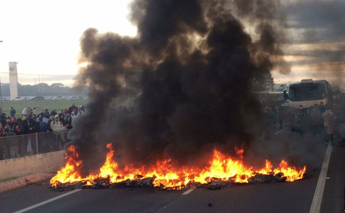 Protesto de metalúrgicos trava por completo a BR-277 na manhã desta sexta-feira. Foto: Colaboração/Sindimoc.