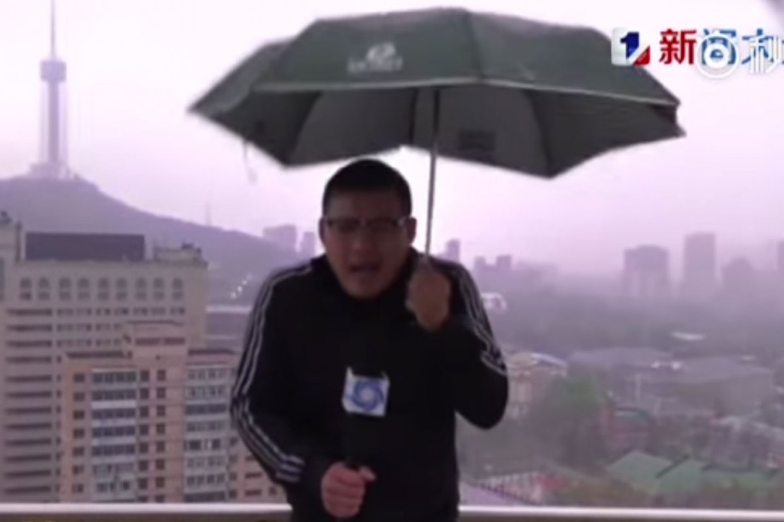 Repórter é atingido por raio enquanto fazia previsão do tempo