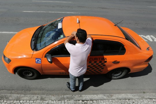 Outra opção são os táxis. Foto: Giuliano Gomes.