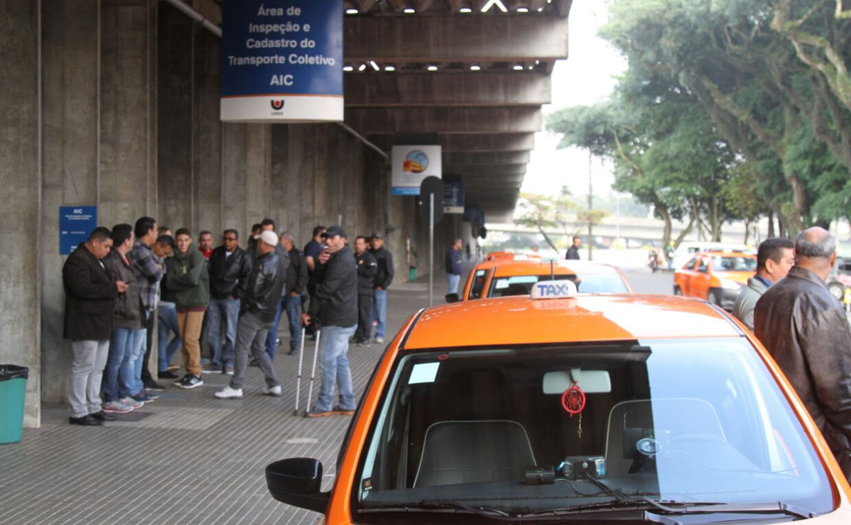 Urbs libera táxis nas canaletas, mas não libera o cadastramento de vans e carros particulares. Foto: Gerson Klaina.