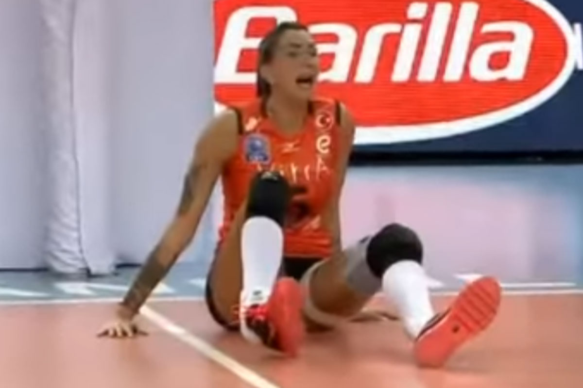 Jogadora Thaísa sofre lesão grave durante jogo da Liga dos Campeões