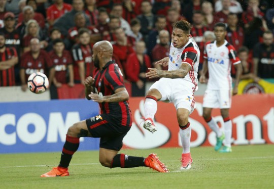 Lá atrás, Thiago Heleno teve trabalho com Guerrero, mas parou o peruano. Foto: Marcelo Andrade