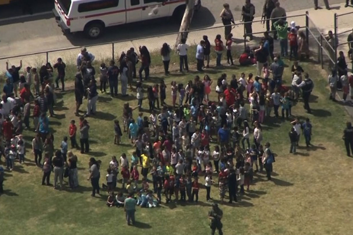 Atirador mata professora, fere alunos e se mata