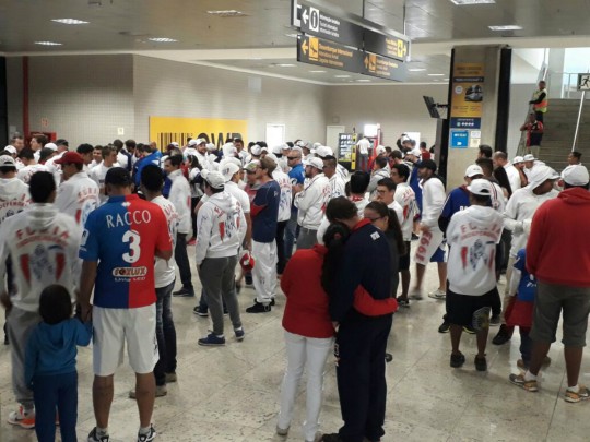 Torcida do Paraná Clube foi em peso ao aeroporto recepcionar a delegação após a vitória em Salvador. Foto: Colaboração