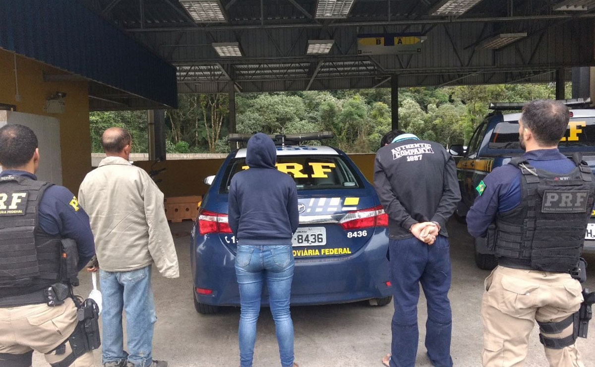 Pai, filha adolescente e mais um homem estavam envolvidos nos roubos. Foto: Divulgação/PRF.