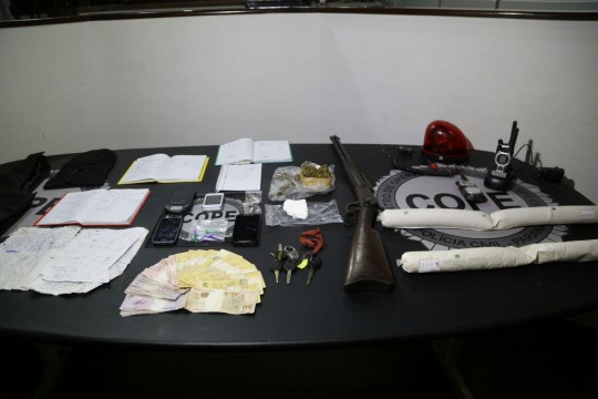 Drogas, dinheiro e armas foram apreendidos. Foto: Átila Alberti.