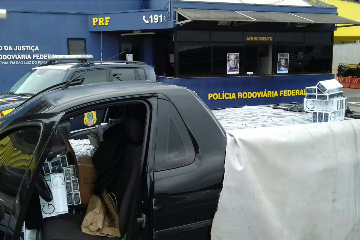 Na caminhonete a polícia encontrou uma carga com cerca de 15 mil carteiras de cigarro. Foto: Divulgação PRF