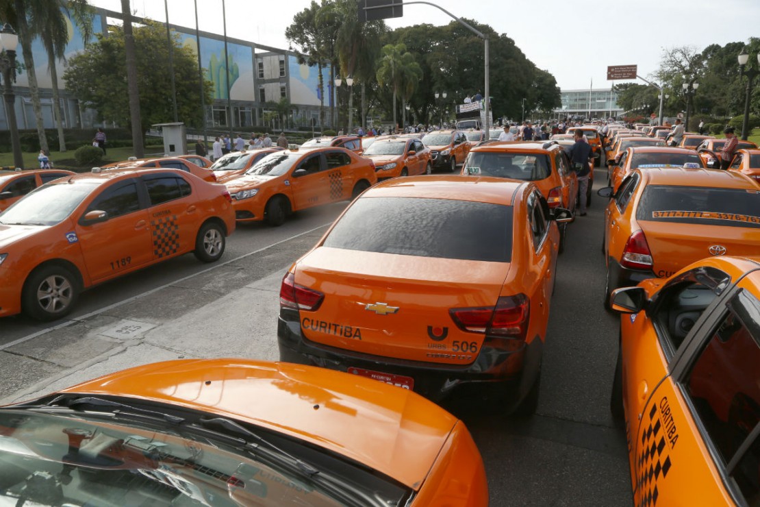 Taxistas saíram em carreata até a prefeitura, onde foram recebidos por representantes do município. Foto: Átila Alberti
