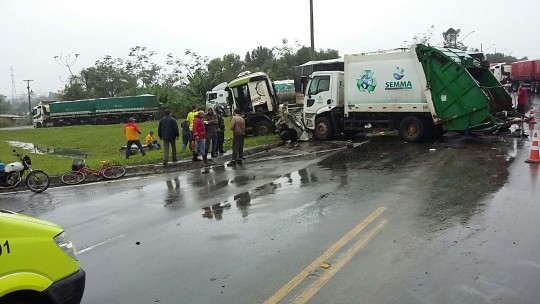 Uno foi prensado entre os dois caminhões. Foto: Colaboração.