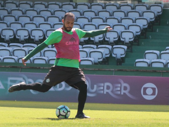 Alecsandro ficará no banco do Coritiba contra o Atlético-GO. Foto: Divulgação/Coritiba