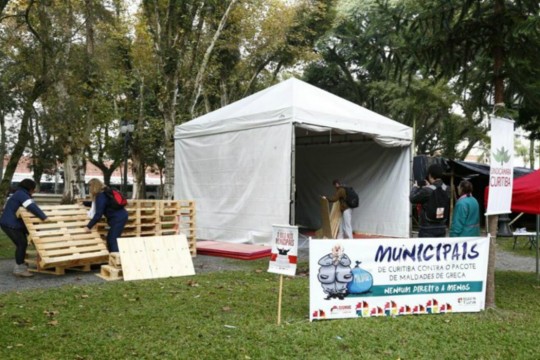 Sindicalistas desmontam o acampamento após ordem de reintegração de posse. Foto: Aniele Nascimento