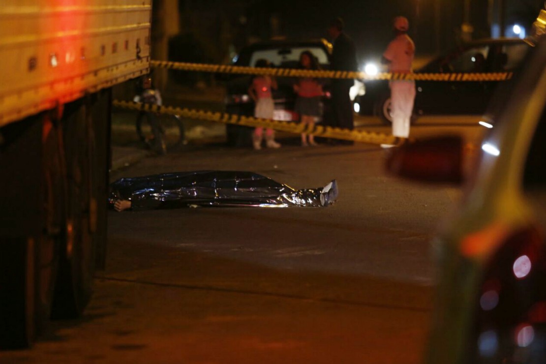 Um dos jovens foi alcançado pelos atiradores, que o executaram a tiros. Foto: Lineu Filho