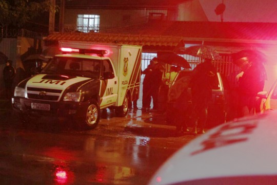 Corpo da estudante foi recolhido ao Instituto Médico-Legal (IML). Foto: Lineu Filho