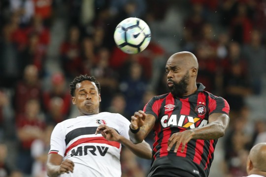 Grafite teve boa oportunidade, mas mais uma vez passou em branco. Foto: Albari Rosa