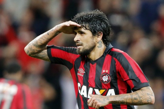 Lucho González melhorou jogando em nova posição e ainda marcou o segundo gol. Foto: Albari Rosa
