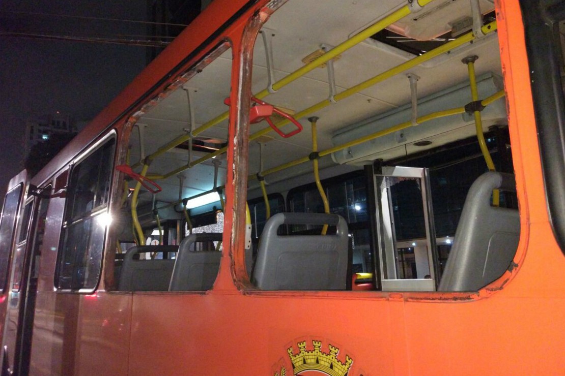 Ônibus foram depredados. Foto: Colaboração