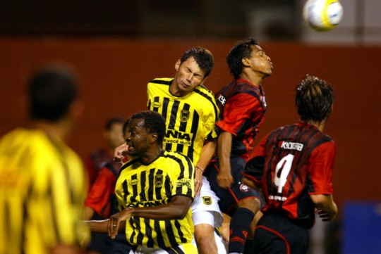 Atlético foi eliminado pelo Volta Redonda, em 2006. Daquela época, o zagueiro Paulo André (4) é o único remanescente. Foto: Arquivo