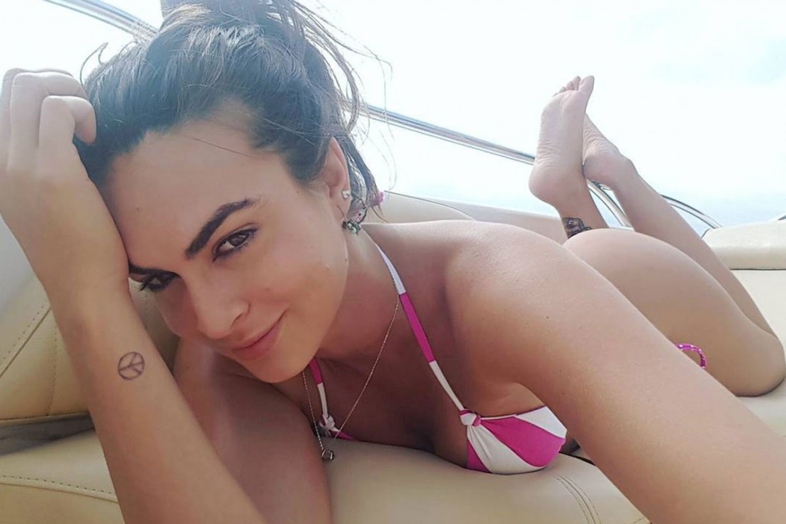 Como ring girl, Renata Molinaro nocauteia lutadores com a beleza