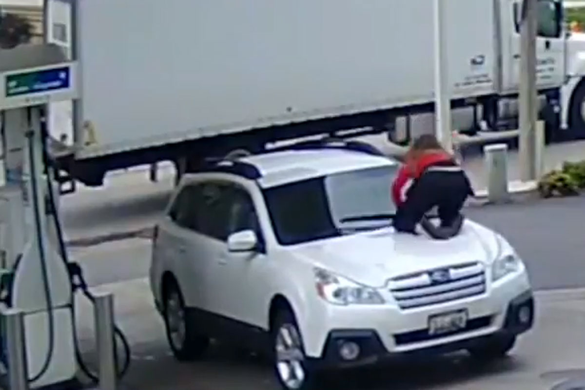 Mulher desarmada enfrenta ladrão de carro em posto de gasolina