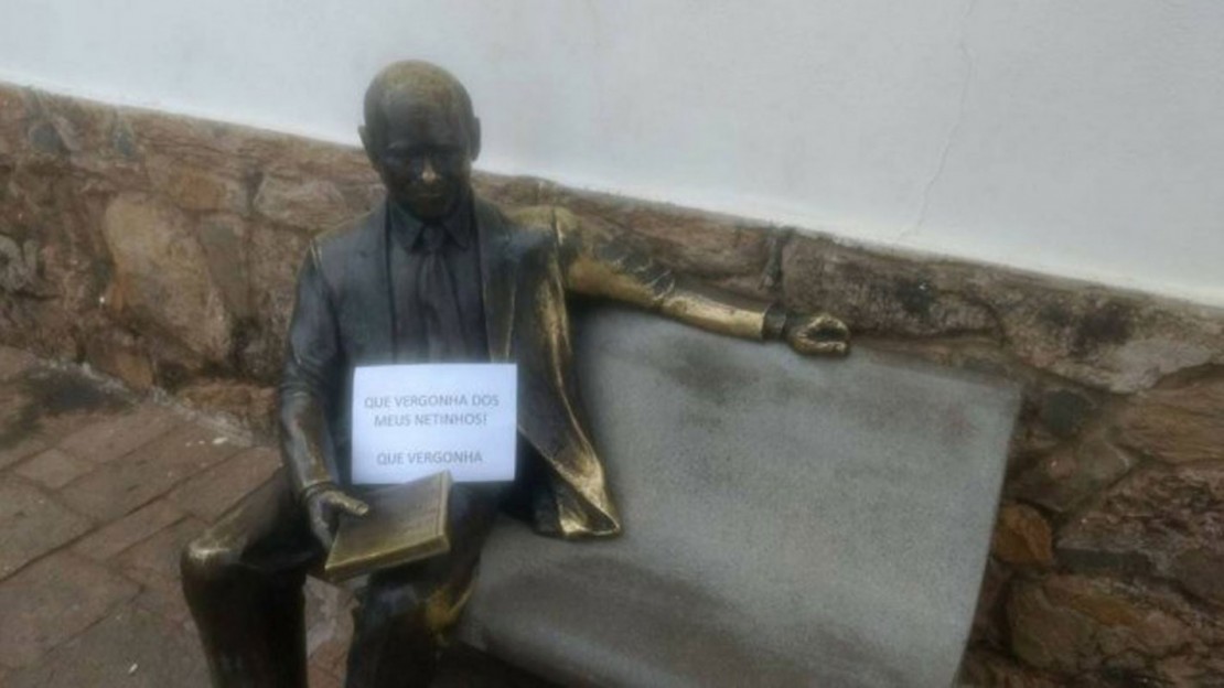 Estátua de Tancredo Neves agora tem placa: 'Que vergonha dos meus netinhos'