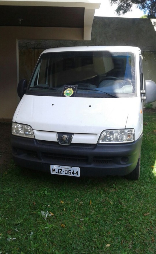 Van apreendida seria utilizada para fazer o transbordo da carga. Foto: Divulgação/Polícia Militar