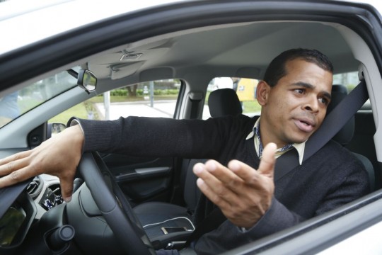 Desempregado, Edilmar conta que encontrou no Uber o sustento para sua família. Foto: Atila Alberti