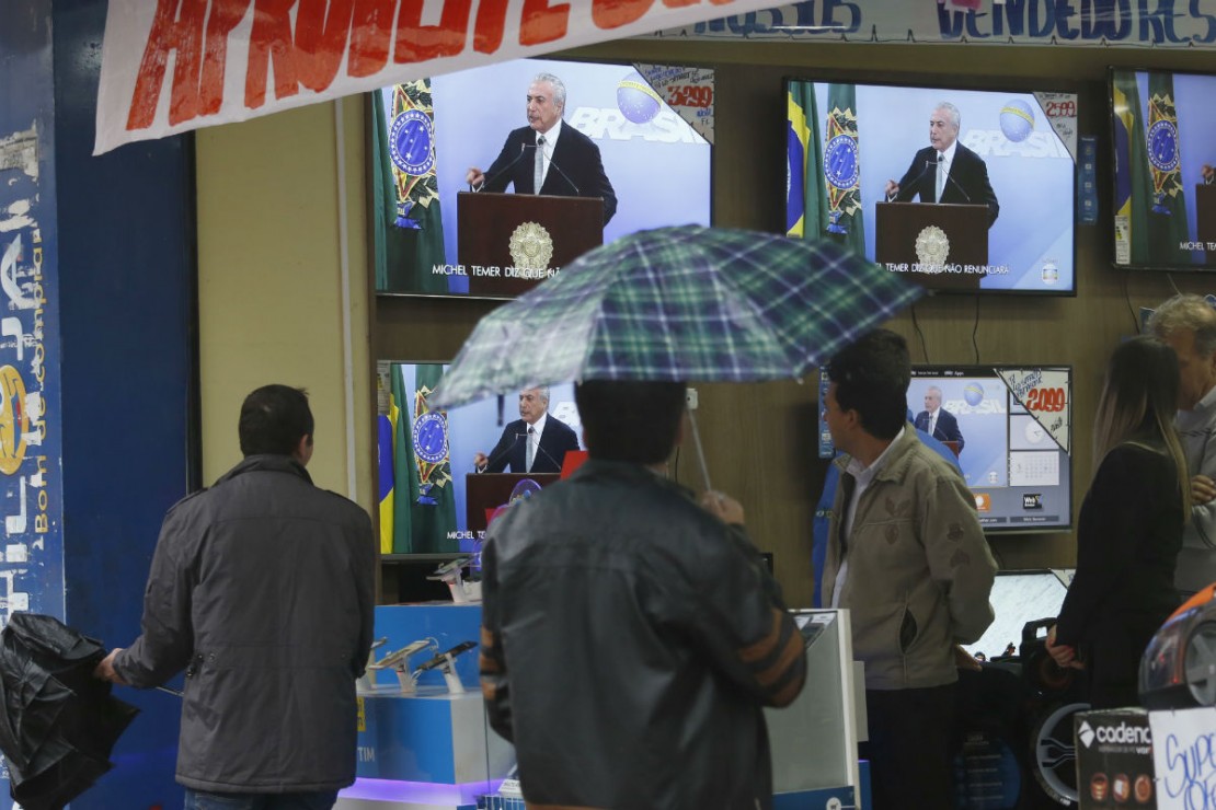 População assiste a pronunciamento de Temer no Centro de Curitiba. Foto: Atila Alberti