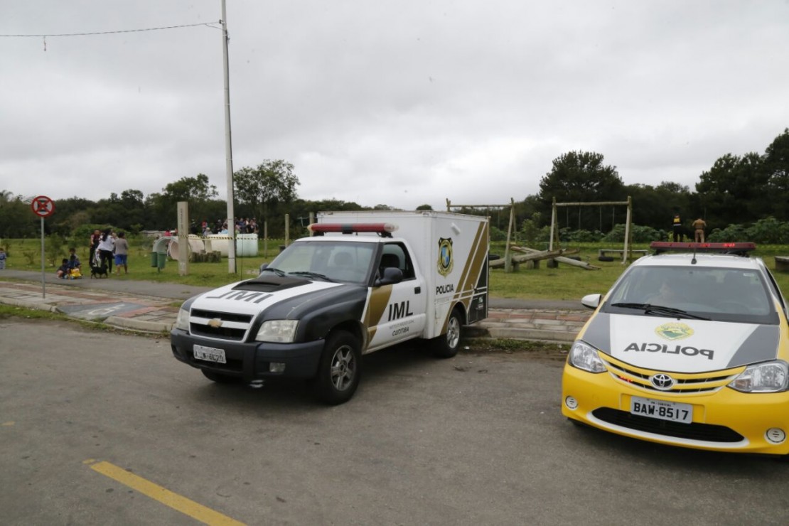 O corpo do jovem foi encontrado próximo à margem do rio na Rua Rio Cubatão, no Weissopolis. Foto: Pedro Serápio