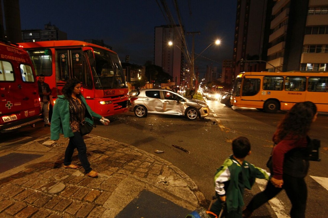 O trânsito ficou lento no cruzamento da Rua Alferes Poli com a Avenida Visconde de Guarapuava. Foto: Lineu Filho