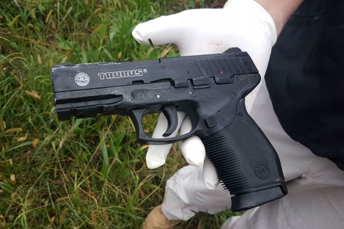 Arma de brinquedo apreendida no local de morte do rapaz. Foto: Colaboração.