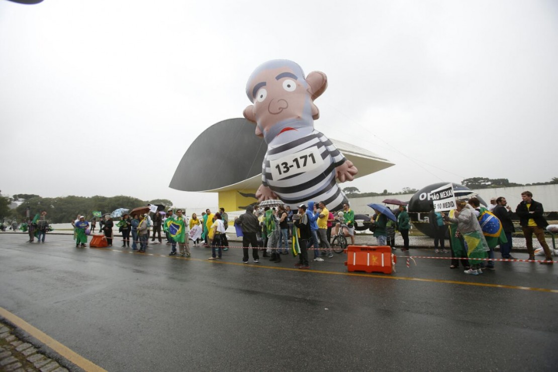 Manifestantes e boneco com o ex-presidente Lula "de presidiário" nas proximidades do Museu Oscar Niemeyer. Foto: Atila Alberti