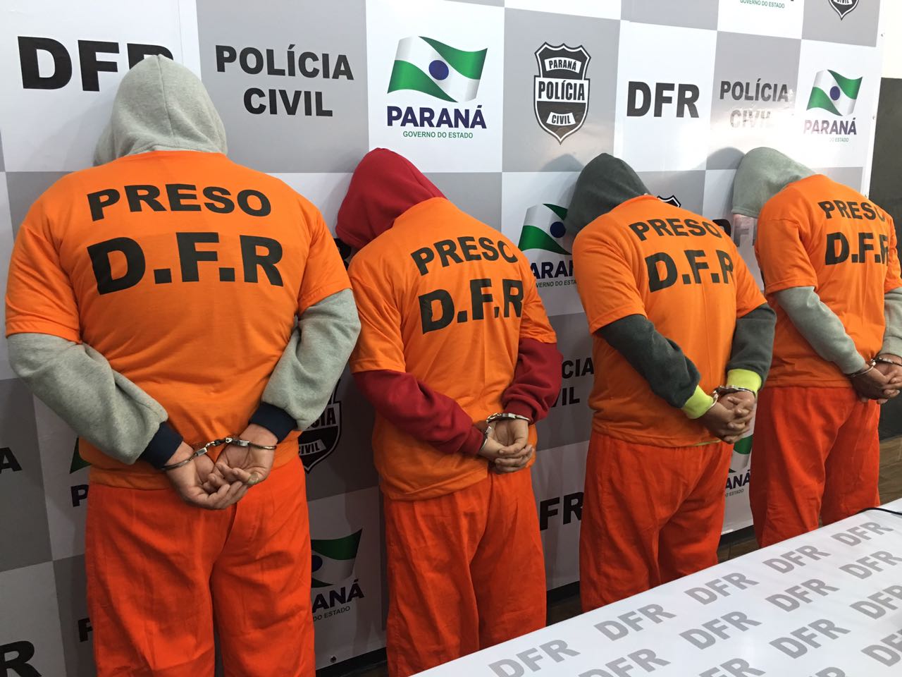 Os quatros homens foram presos em flagrante, no momento em que transportavam 28 toneladas de carne roubada, avaliada em R$350 mil. Fotos: Polícia Civil