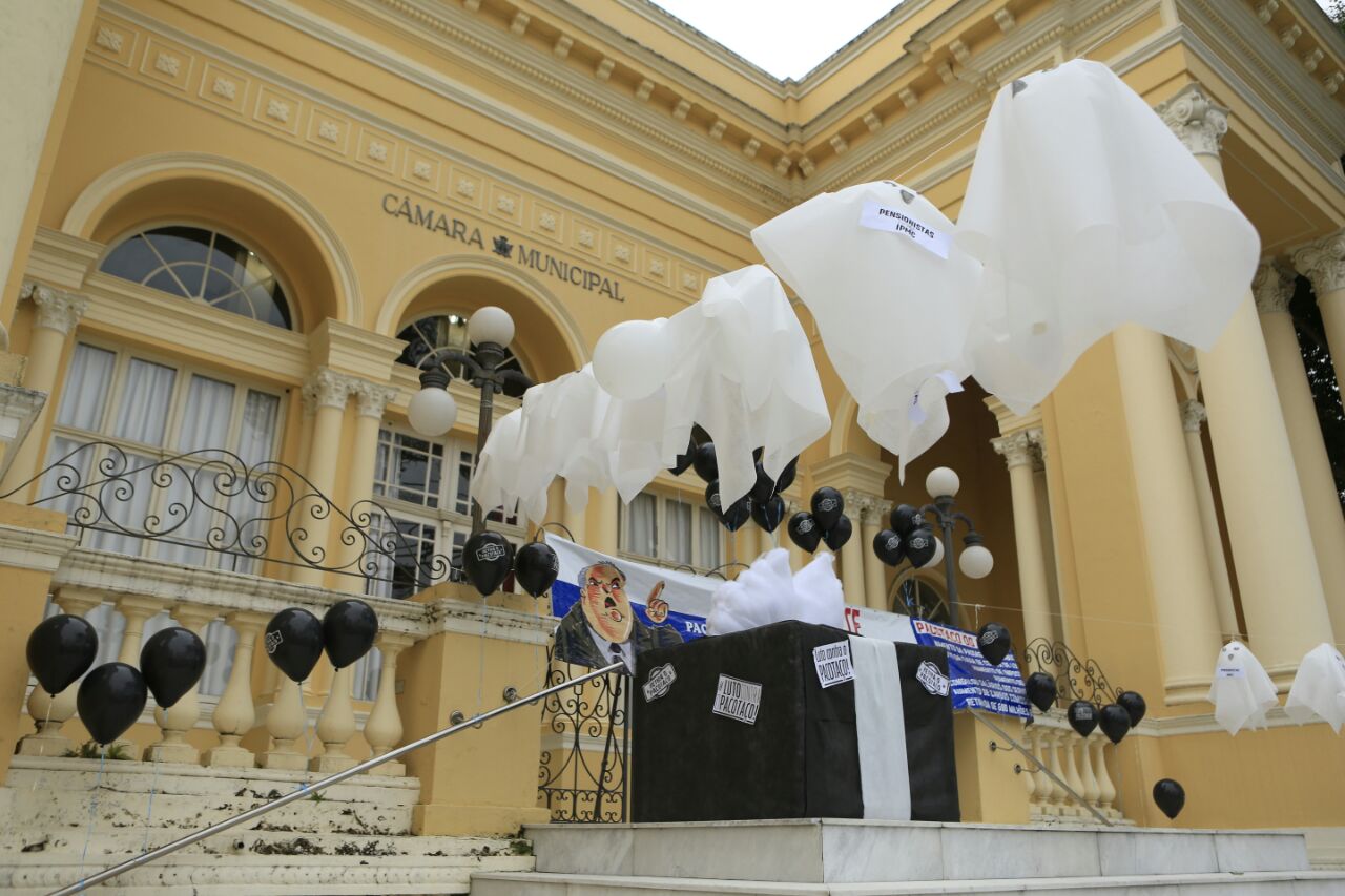 Em protesto, servidores decoraram a entrada da Câmara com fantasmas. Foto: Marcelo Andrade / Gazeta do Povo