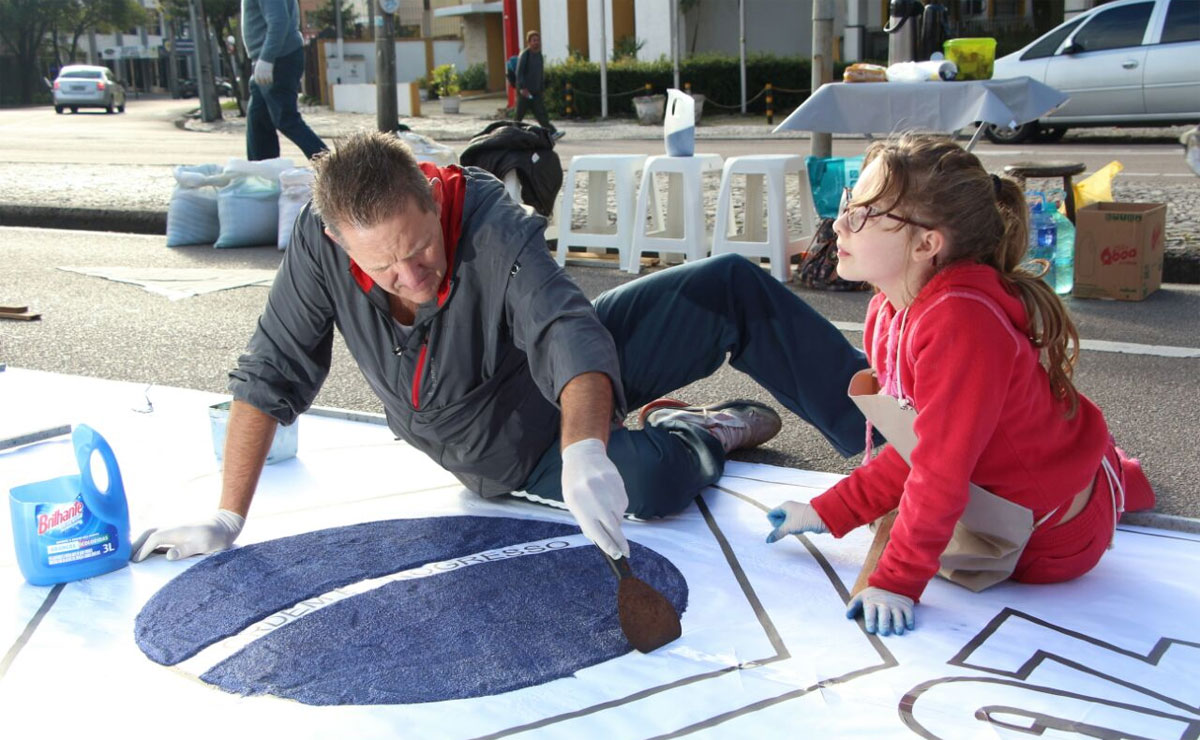  "Estamos colocando as pedrinhas coloridas com muito cuidado pra ficar bem certinho, e já está ficando muito legal", afirmou pequena Nicole Lapuch, de nove anos. Foto: Átila Alberti.