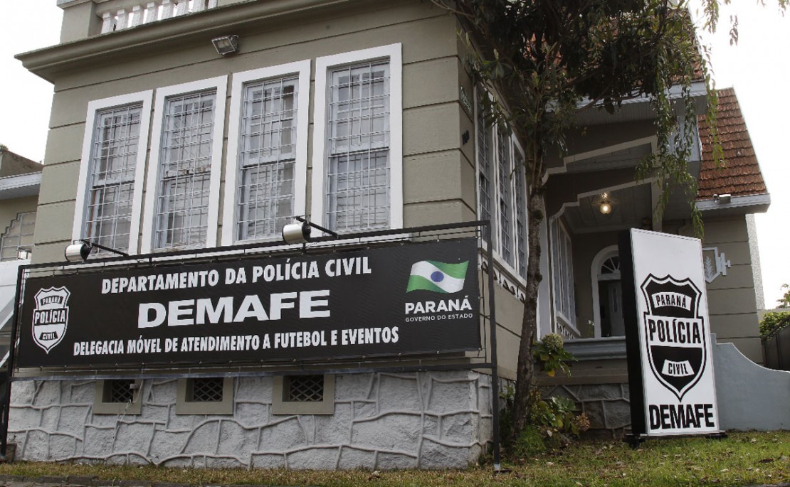 Delegacia Móvel de Atendimento a Futebol e Eventos investiga a agressão de torcedores do Athletico a guardador de carros. Foto: Aniele Nascimento / Gazeta do Povo.