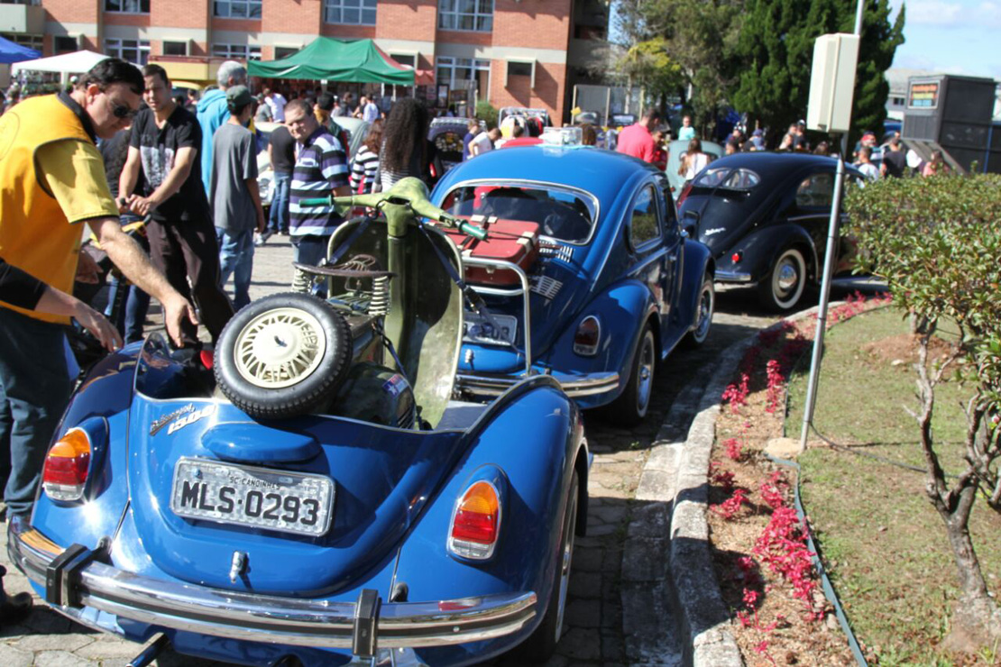 O dono restaurou um Fusca e pegou outro, de mesmo modelo, para “cortar no meio” e fazer uma pequena carreta. Foto: Gerson Klaina.