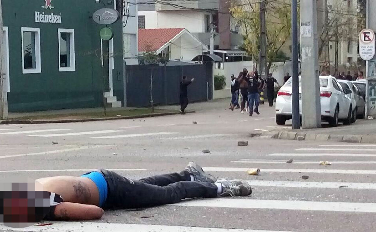 Imagens que circulam pelas redes sociais mostram um dos agredidos no chão. Foto: Reprodução.