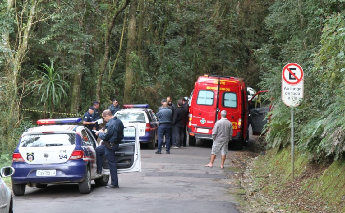 Homem encontra rapaz sem vida e outro agonizando no Passaúna. Foto: Gerson Klaina.