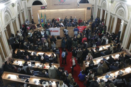 Discussão do pacote de ajuste fiscal de 2017, provocou danos ao prédio do Palácio Rio Branco e galerias ficaram fechadas por cerca de um ano. Foto: Arquivo/Tribuna do Paraná