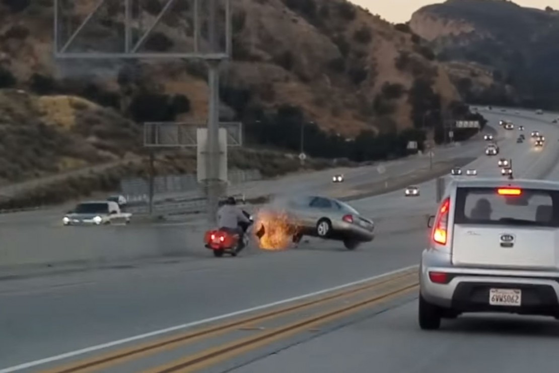 Briga de trânsito entre moto e carro provoca acidente de grandes proporções