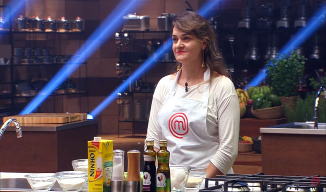 Após eliminação no 'Masterchef', Aderlize discute com Michele no Twitter